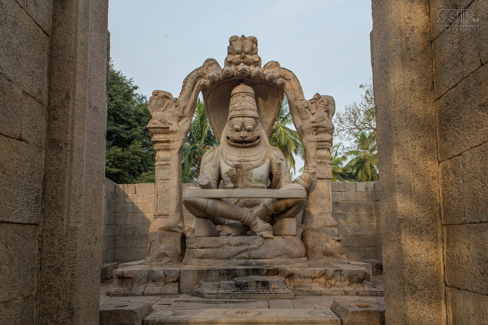 Hampi - Lakshmi Narasimha Het standbeeld van Lakshmi Narasimha is het grootste monolitisch standbeeld in Hampi. Narasimha zit op een gigantische zevenkoppige slang genaamd Sesha. Stefan Cruysberghs